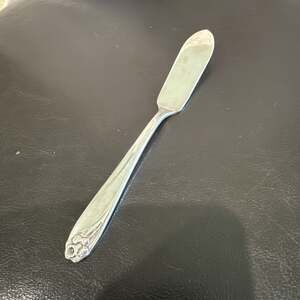 1847 Rogers Bros International Silver Daffodil Butter Knife Silverplate